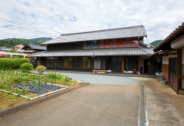 東西にゆったりと広がる住まい