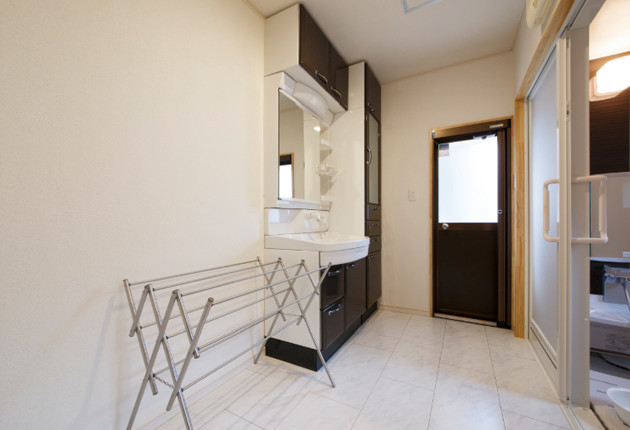 既設の洗面・浴室もすっきりと改修。