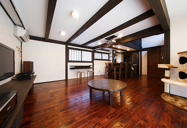 ご主人が塗って仕上げた珪藻土の壁。床は栗の木