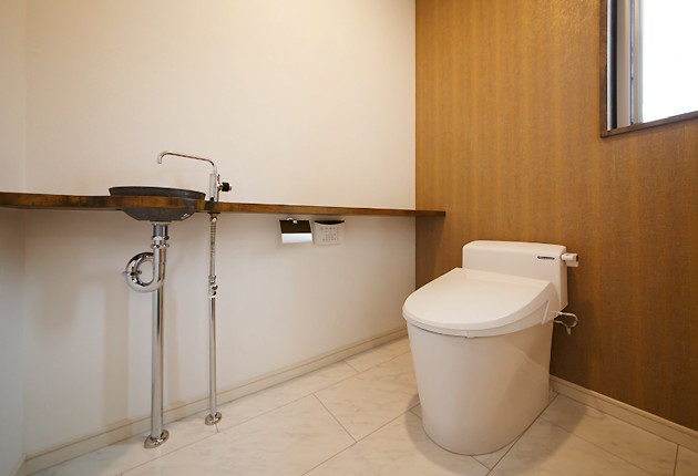 トイレの手洗ボールは信楽焼き。