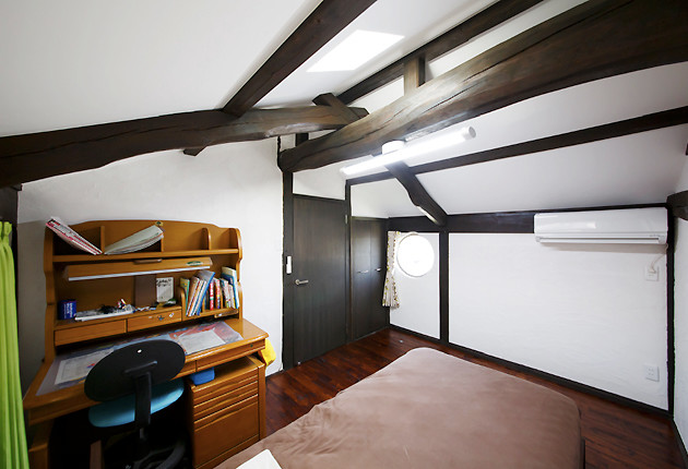 丸窓を設けた北側の子ども室は外観にも楽しい雰囲気を