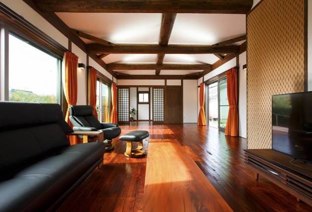 南側のリビングは大きな掃きだし窓から差し込む光。