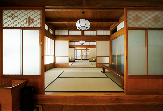 玄関ホールから眺めた座敷