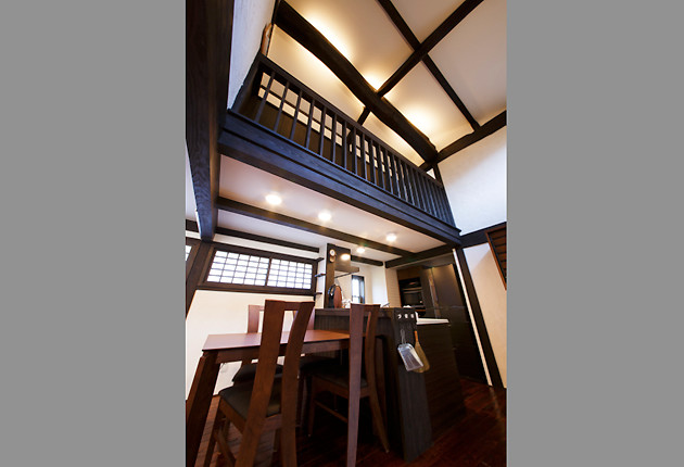 ダイニングスペースから見上げた2階の廊下