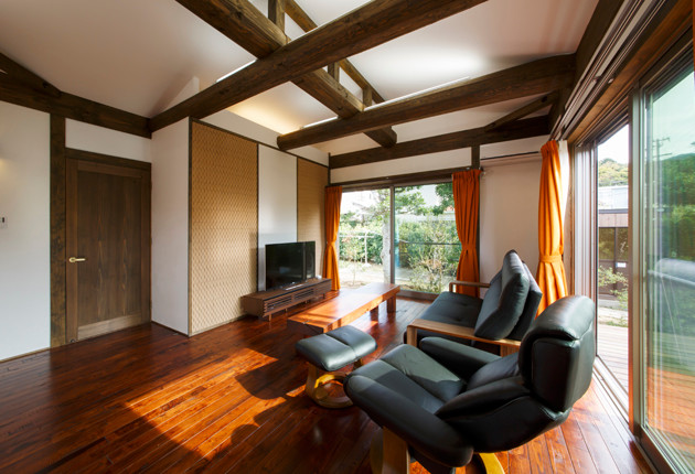 ドアを開くと廊下になり、既設につながる。