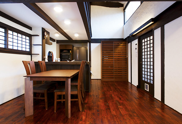 吹き抜けを造ることで天井の低さの窮屈なイメージを解決