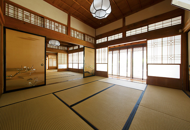 広々とした座敷がゆったり広がる