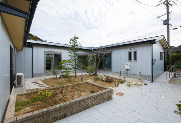 中庭を真ん中にコの字に広がる佇まい