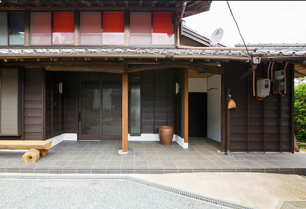 外壁を杉板の下見張り、軒下にタイルを貼った外観