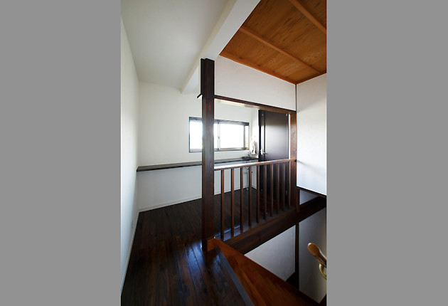 白い壁に自然光が反射する2階ホール