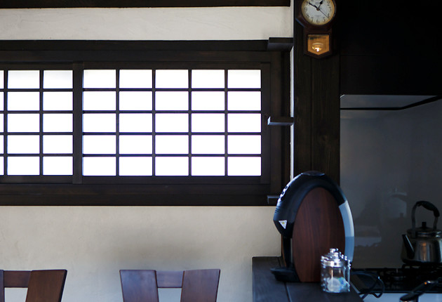 母屋に隣接。佇まいを引き締める張り出した玄関