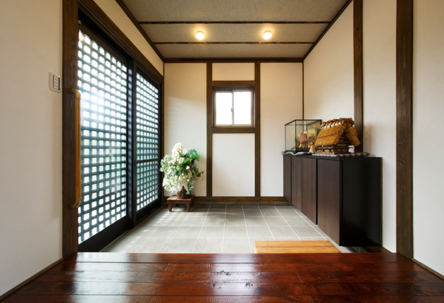 趣漂う玄関。壁にはピクチャーレールを。