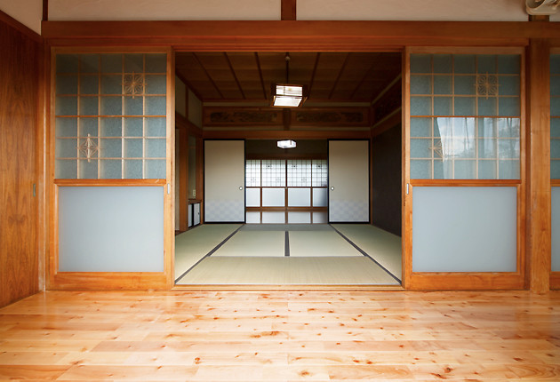 南側の広縁から見た二間続きの座敷