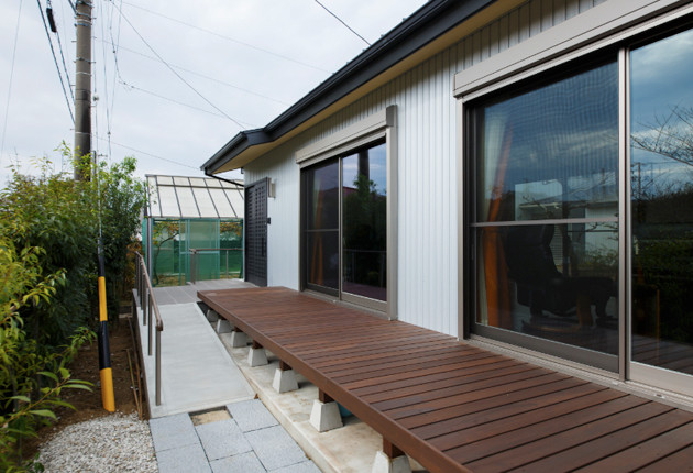 幅広いデッキを設けてゆったりと。