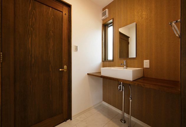 トイレや洗面にもていねいに造作。