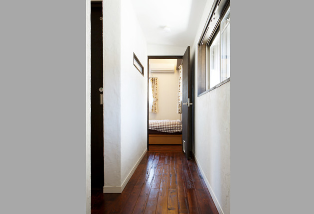 玄関ホールから主寝室へまっすぐ伸びた廊下