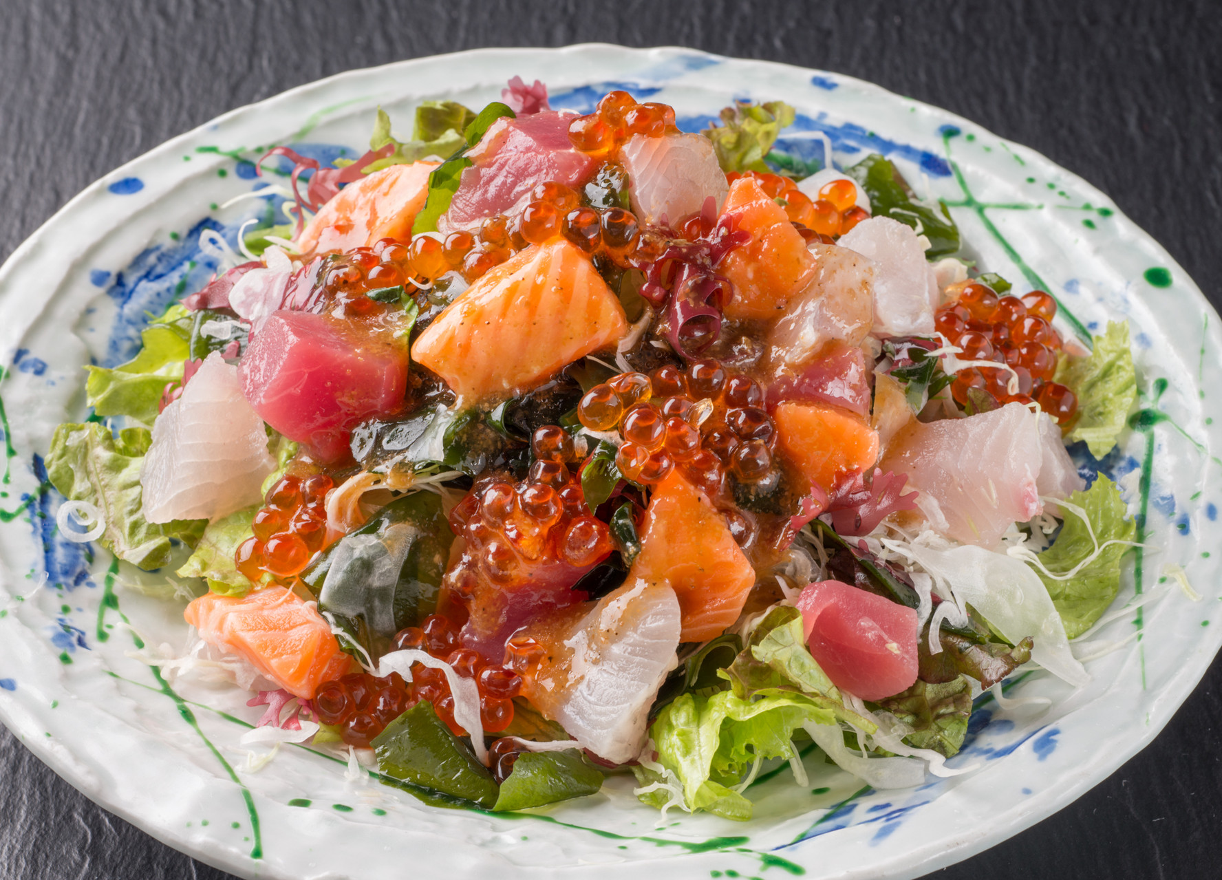 海鮮サラダ　800円（税込880円）