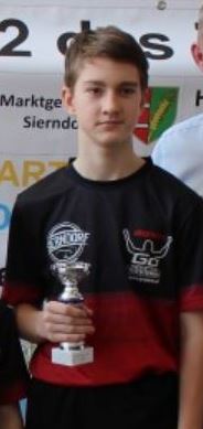 Viktor mit seinem Pokal beim Turnier in Sierndorf.