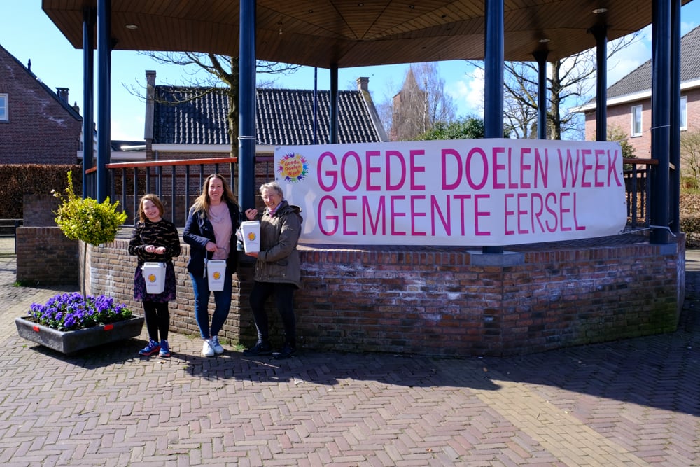 Collectanten met banner in Duizel