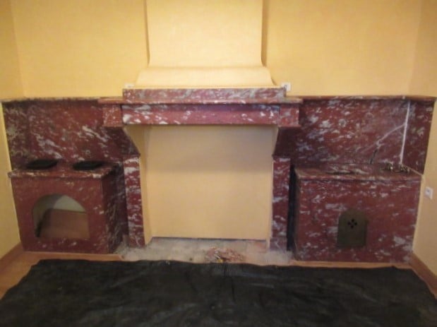 Vue d'ensemble de la cuisine : potager, cheminée, évier