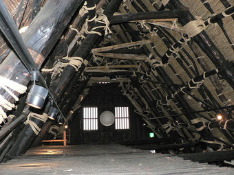 写真Wikipedia　富山県南砺市（旧平村） 越中五箇山 相倉合掌集落 3階屋根裏の構造　＠ja:User:Minque