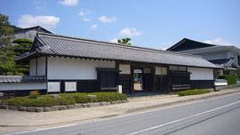 写真Wikipedia　柏原陣屋跡の柏原藩織田家旧邸長屋門（1714年建築）、撮影地-兵庫県丹波市柏原町），撮影者-663highland，撮影日-2006年5月4日