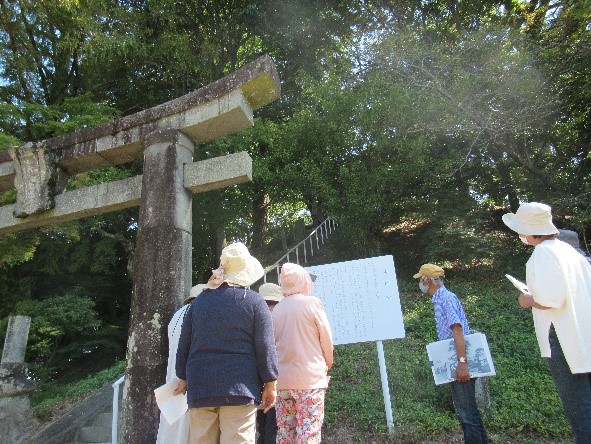 籾神社（大塚ヶ里）　楠やイチョウ、184㎏の力石、拝殿の絵馬も見もの