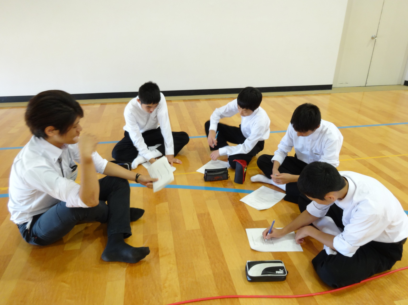 大学生とグループワークを行いました。