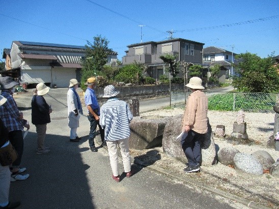 辛上観音堂　奈良時代、高さ22ｍの三重塔あり、塔を支える心礎の石を見る