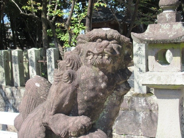 弁天社（目達原）　風格ある狛犬（玉取型）