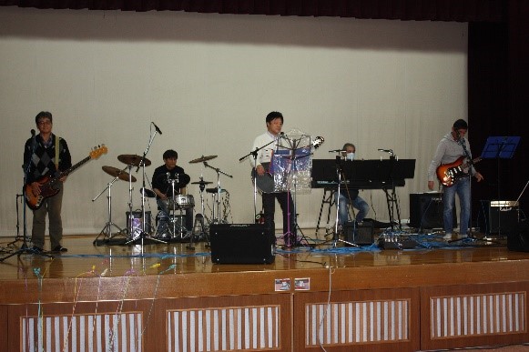 町内音楽愛好者のバンド「フェーズ」の皆さま