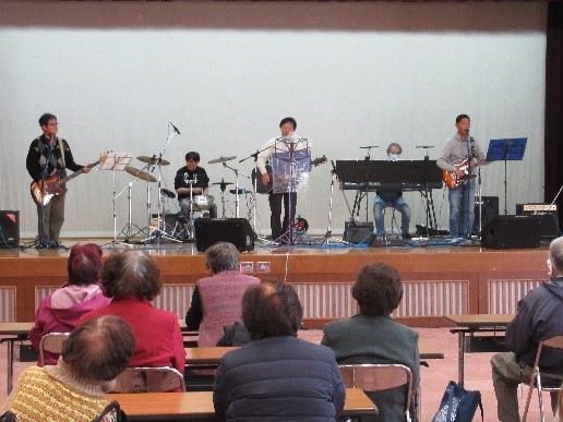 町内音楽愛好者のバンド「フェーズ」の皆さま