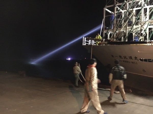 サーチライトもピカ―っと。