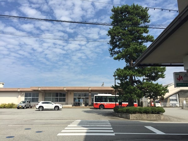 生地駅です。駅前には銅像と清水が。飲めるやつです。汲みにくる人も結構います。