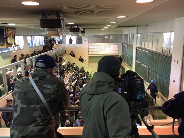 セリ中。みなさん真剣です。