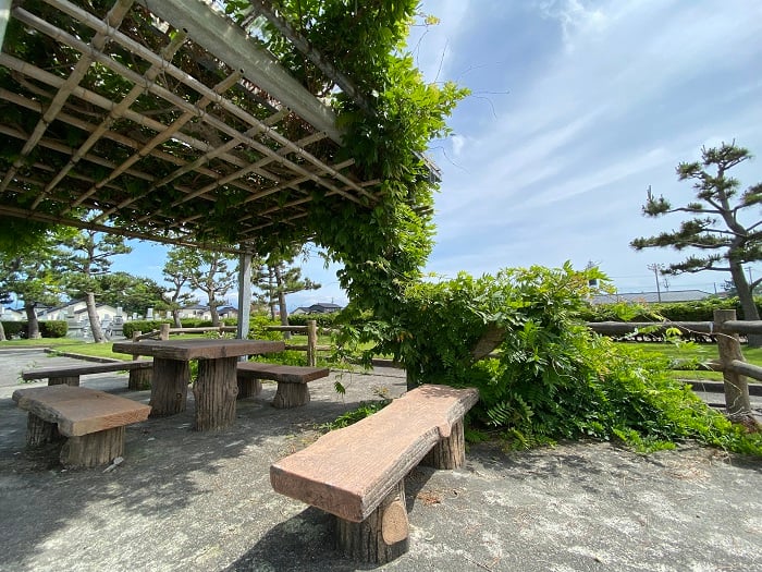 東屋。緑に飲み込まれる勢い。素敵。木陰がありがたい。