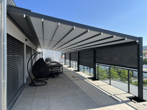 fertige Faltdachpergola im Vergleich zur vorab gefertigten Visualisierung