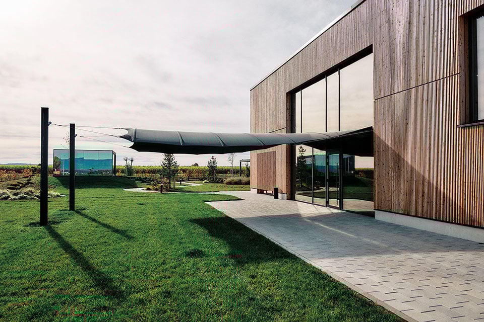 Relux ist Ihr Spezialist für Terrassenüberdachungen, Lamellendächer, Faltdächer und Outdoor Möbel in Deggendorf und ganz Bayern & Österreich.