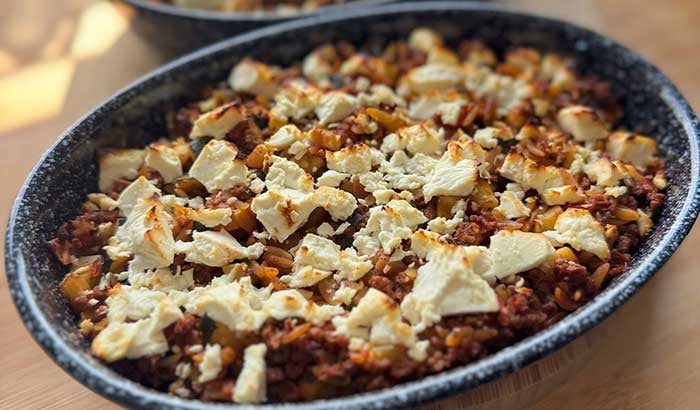 Bolognese-Auflauf mit Zucchini und Schafskäse