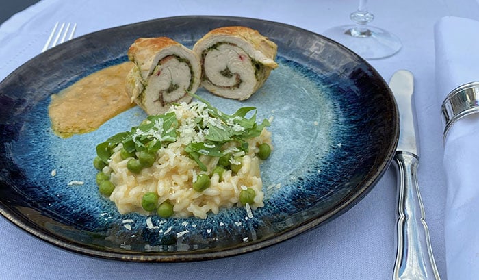 Putenroulade an Erbsenrisotto