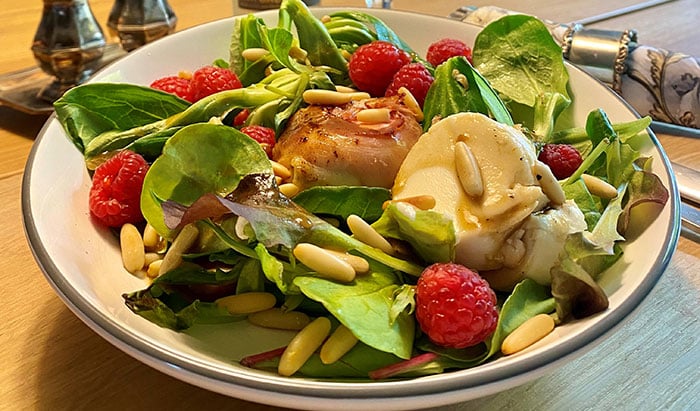 Blattsalate mit Ziegenfrischkäse