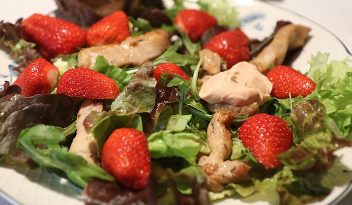 Bunter Salat mit Erdbeer-Vinaigrette