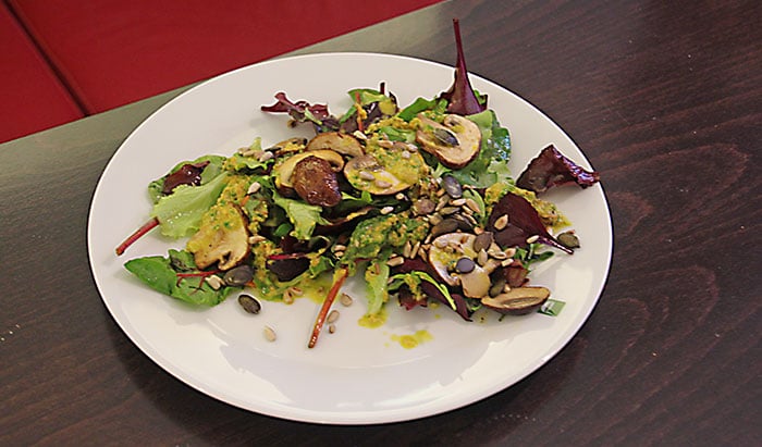 Frühlingssalat mit frischen Champignons