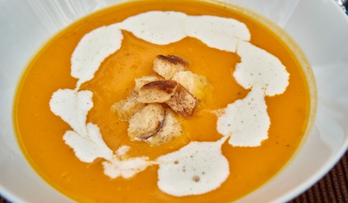 Süßkartoffelsuppe mit Gorgonzolasahne