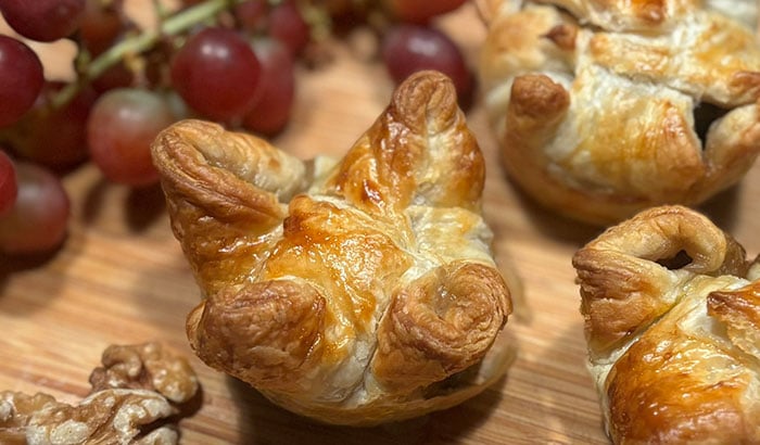 Blätterteig-Muffins mit Brie und Champignons