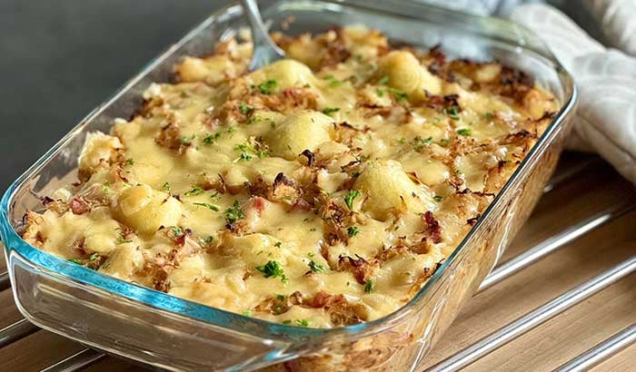 Knödel-Auflauf mit Sauerkraut und Schinkenspeck