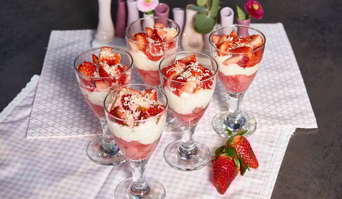 Erdbeer-Rhabarber-Kokosreis-Becher