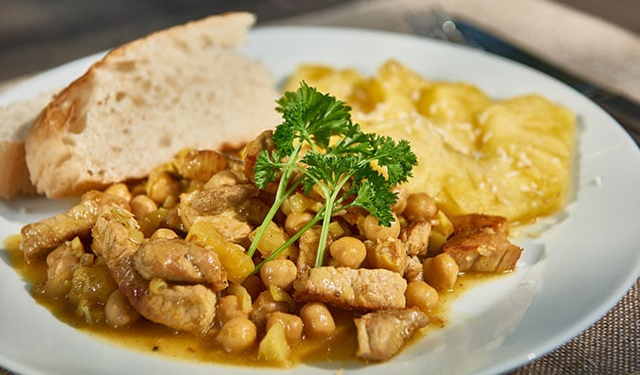 Schnitzelpfanne mit Ananas