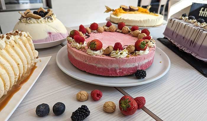 Beeren-Stracciatella-Eistorte