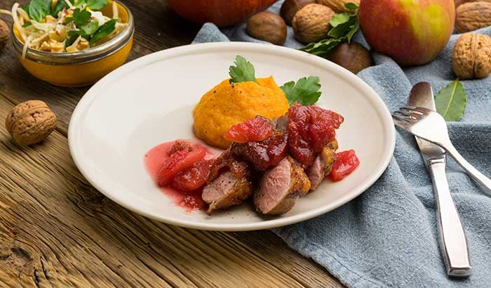 Entenbrustfilet mit Pflaumen-Apfelsoße an Kürbispüree